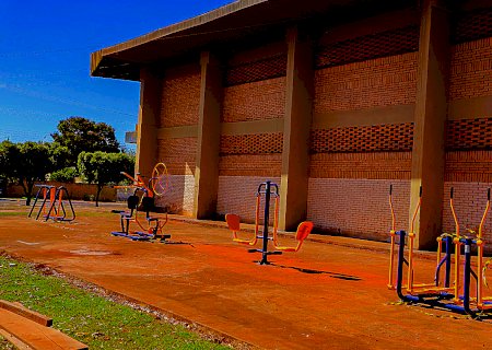 Brinquedos e aparelhos de academia ao ar livre são instalados ao lado do Ginásio do Centro