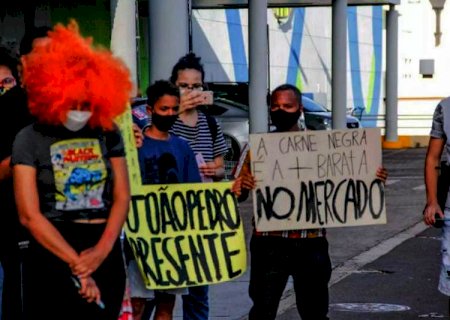 Protesto após morte de negro leva 50 pessoas ao Carrefour