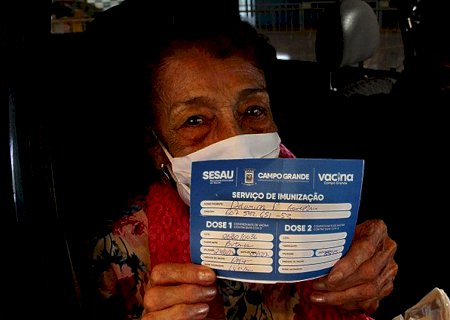 Cantora Delinha recebe vacina contra Covid e diz que espera viver “cento e poucos anos”