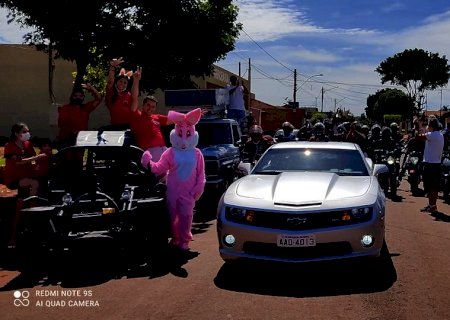 Motoboys e gaioleiros distribuem ovos de páscoa e fazem a alegria de crianças em São Gabriel do Oeste