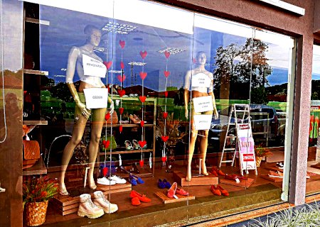Manifestação silenciosa contra as proibições, desnuda manequins nas vitrines de lojas em São Gabriel do Oeste