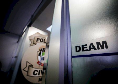 Mulher encontra esposa na cama com outra e todas vão para delegacia em Campo Grande