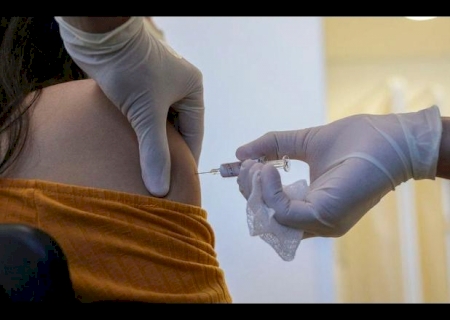 Covid-19: Aplicação de 3ª dose para imunossuprimidos, idosos acima de 70 anos e 1ª dose para adolescentes será nesta sexta