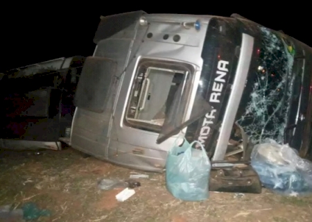 Motorista morre ao tombar caminhão-tanque na BR-163 entre São Gabriel e Rio Verde