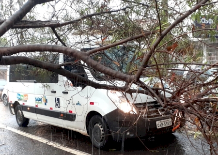 Temporal em Campo Grande causa transtorno e danos materiais em Van da Saúde de São Gabriel do Oeste.