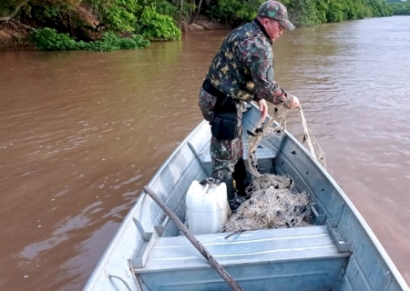 PMA usa drone e surpreende pescadores fazendo arrastão com rede de pesca em corredeira no Rio Coxim