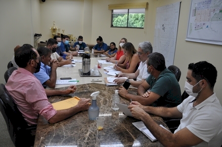 Vereadores se reúnem com o Prefeito para discutir Projeto de Lei.