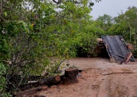 Ponte sobre o Rio Coxim fica alagada depois de chuvas fortes