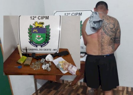 Policia Militar prende traficante e apreende drogas e arma em São Gabriel do Oeste