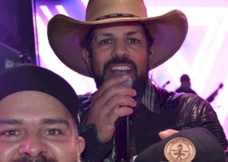Churrasqueiro leva o nome de São Gabriel do Oeste em eventos de Fernando & Sorocaba