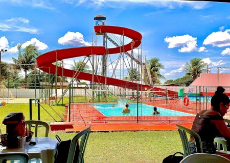 Temporada das piscinas do Country Clube em São Gabriel do Oeste, foi aberta neste domingo