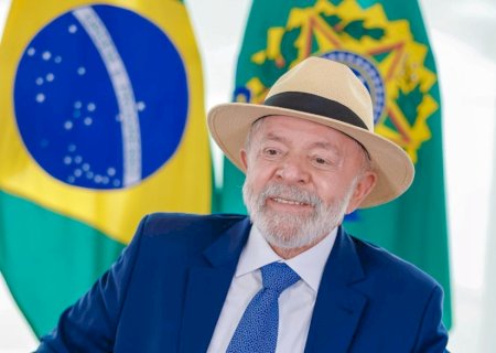 Lula sanciona lei que restringe uso de celular em escolas