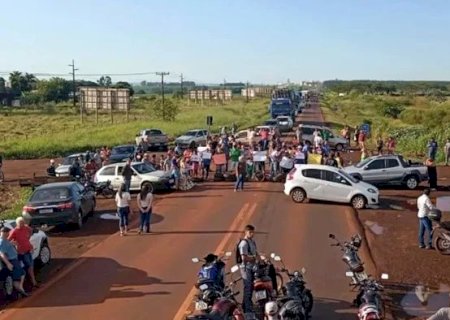 Moradores bloqueiam rodovia em trecho marcado por acidentes com mortes