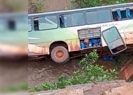 Pneu estoura e ônibus com trabalhadores cai de ponte na MS-436, entre Camapuã e Figueirão