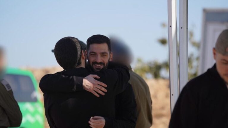 Israel exibe primeiras imagens de reféns libertados pelo Hamas