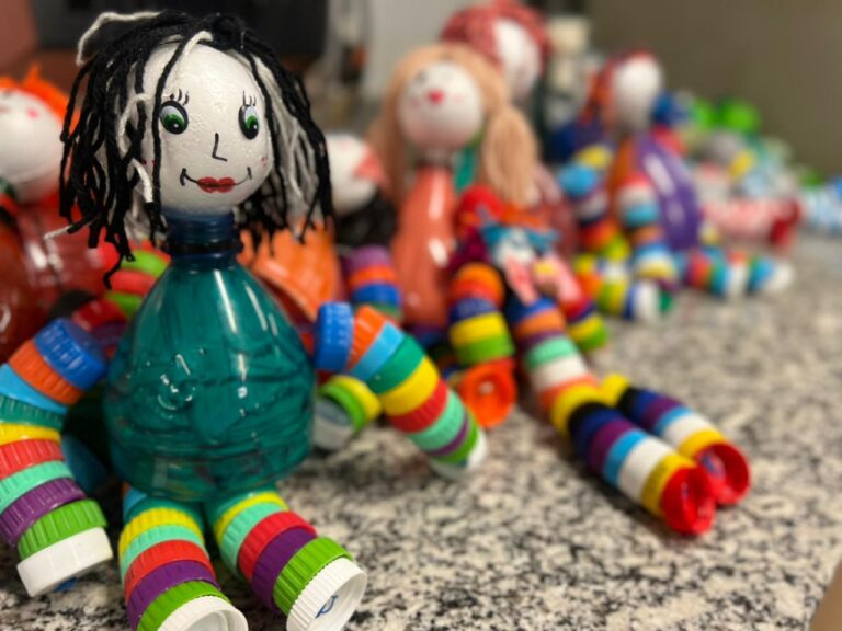 Tampinha que Transforma’ leva educação ambiental e elimina potenciais criadouros da dengue