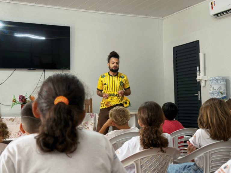 Vereador Valter apresenta ações da Lei Felca a crianças e adolescentes da Casa de Vovó Aída