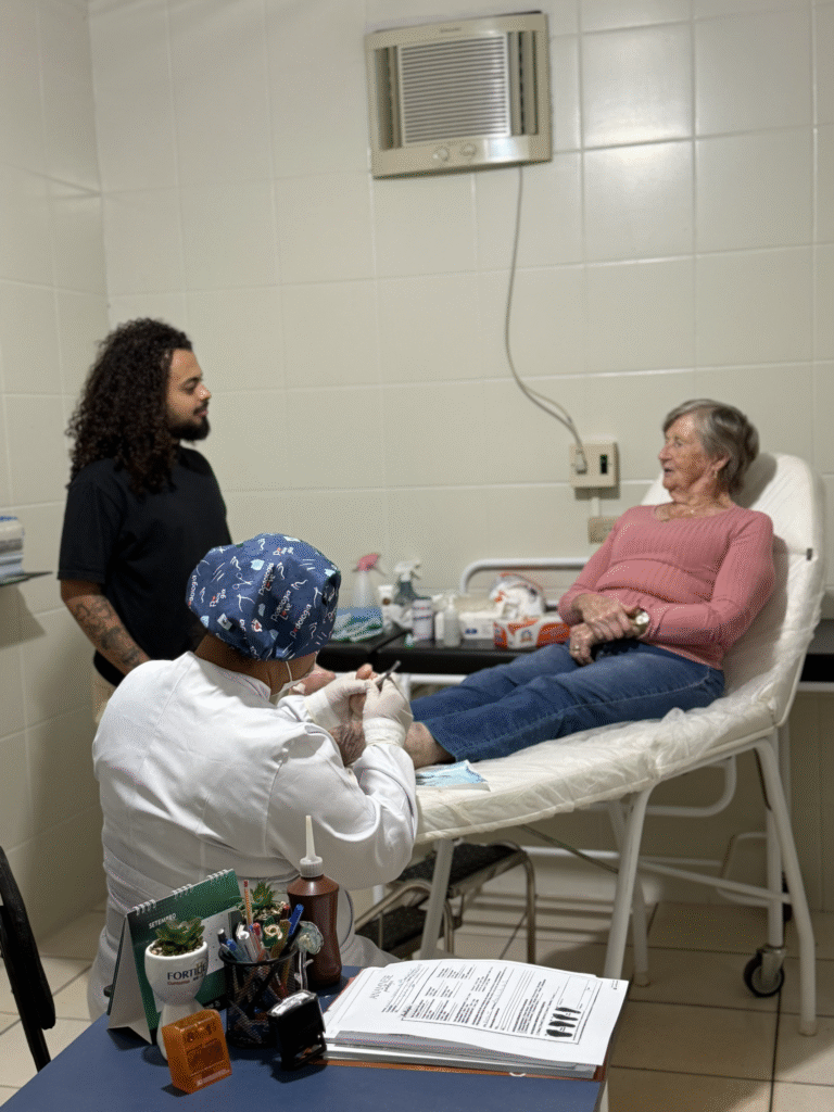 Lei do Vereador Valter para cuidado com ‘pés diabéticos’ passa a ser aplicada no atendimento público em SGO