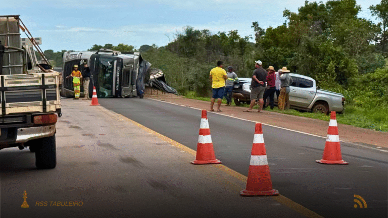 Carreta carregada com café tomba na BR-163 após manobra evasiva; motorista ferido