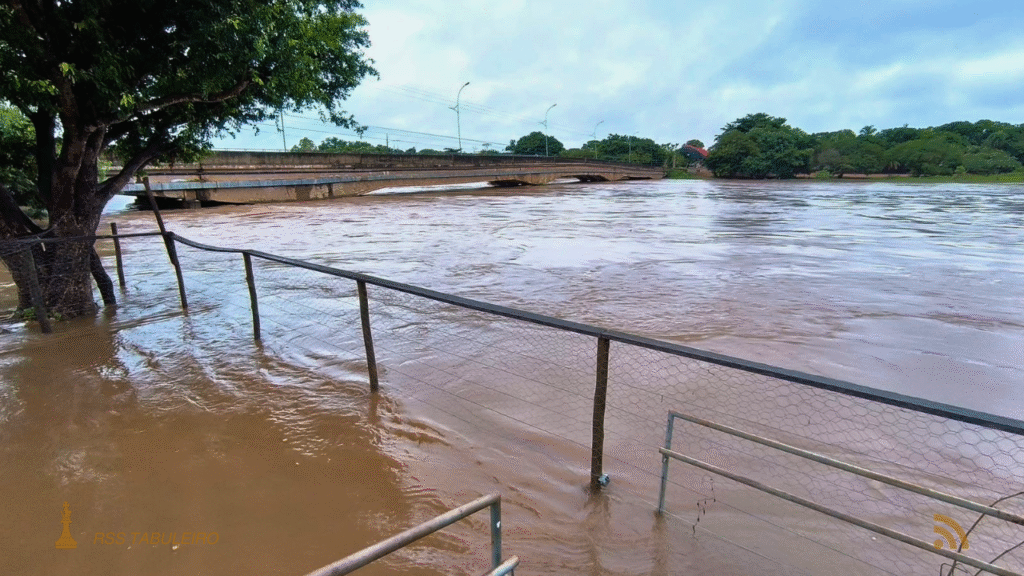 Cheia repentina do Rio Taquari deixa moradores de Coxim em alerta