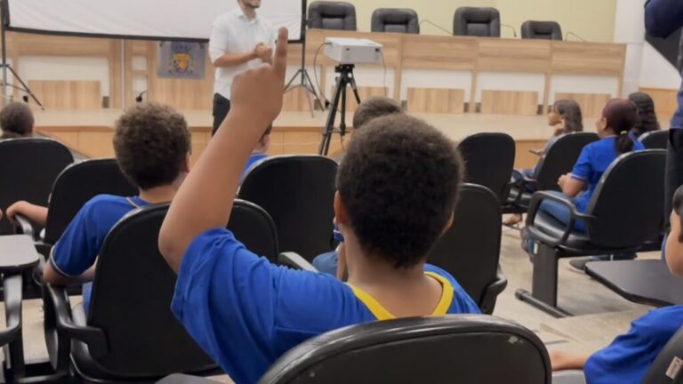 Cine Câmara promove tarde de aprendizado, memória e inclusão com alunos da Escola Nilma Glória Gerace Gazineu