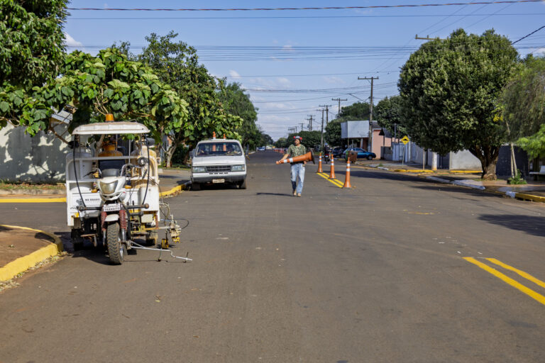 Prefeitura realiza manutenção, limpeza e revitalização da sinalização nas ruas da cidade