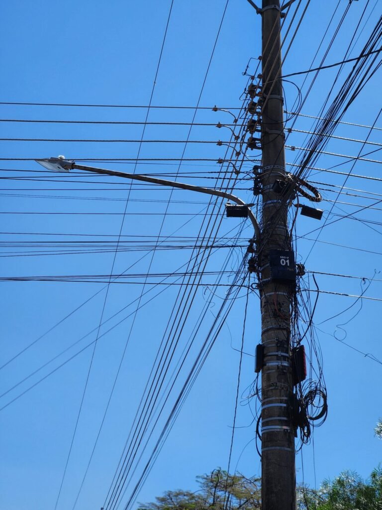 Vereador cobra retirada de fios inutilizados em SGO