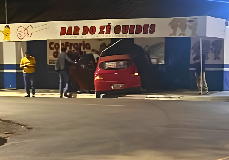 Carro perde o controle e invade histórico Bar do Zé Guedes, em Coxim