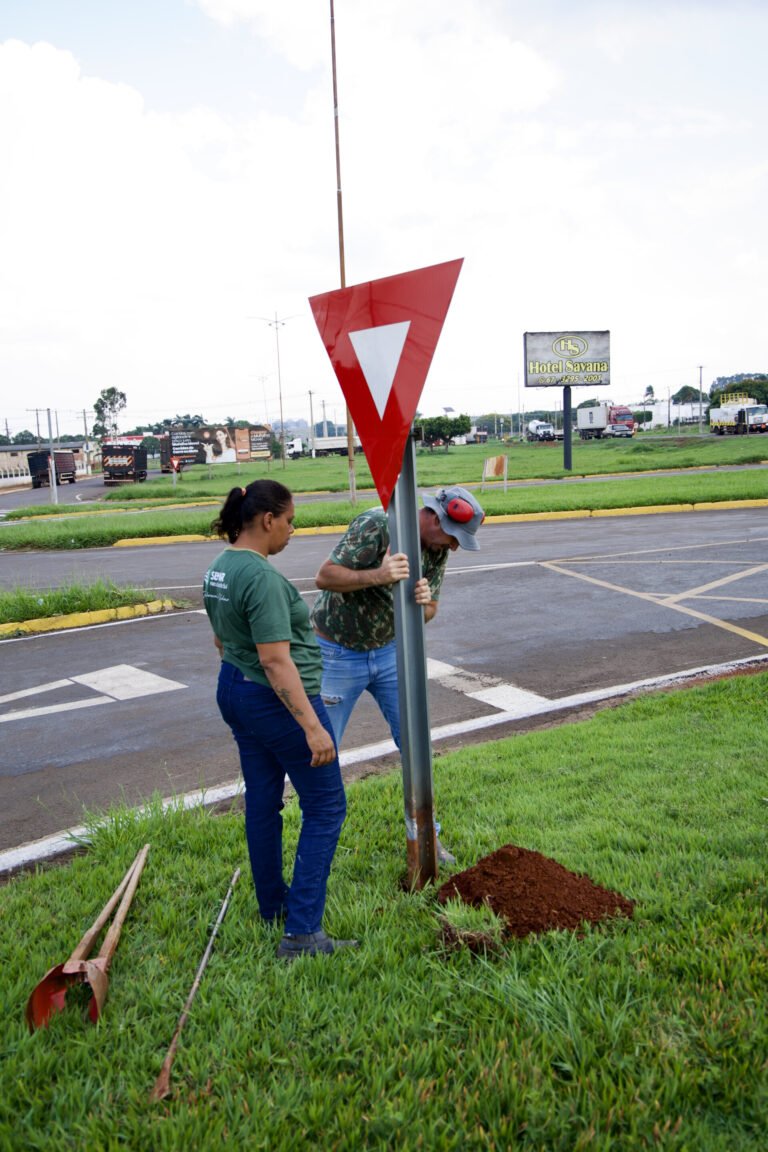 Prefeitura de São Gabriel do Oeste reforça a segurança no trânsito com renovação e instalação de sinalização vertical em toda a cidade