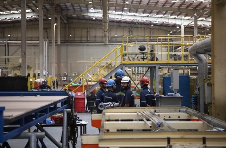 MS gerou 1.938 empregos formais no bimestre, com destaque para Construção e Serviços
